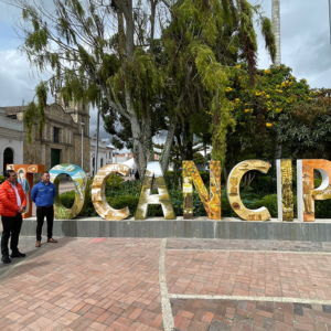 Tocancipá estrena su primer letrero, hecho con plástico reciclado y entregado por Esenttia
